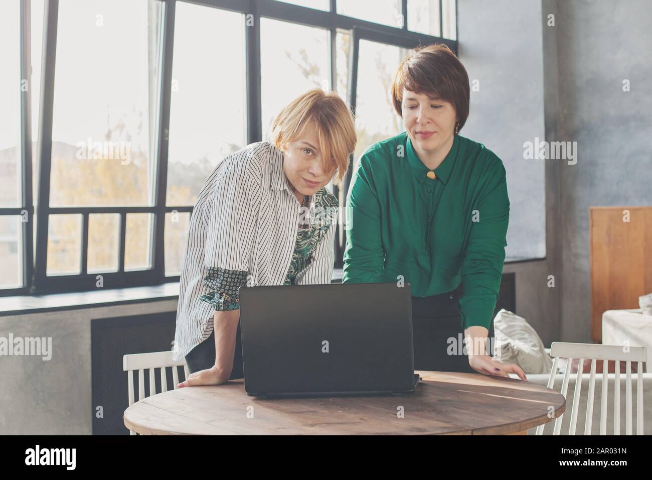 Zwei reife Frauen mit Laptop Stockfoto