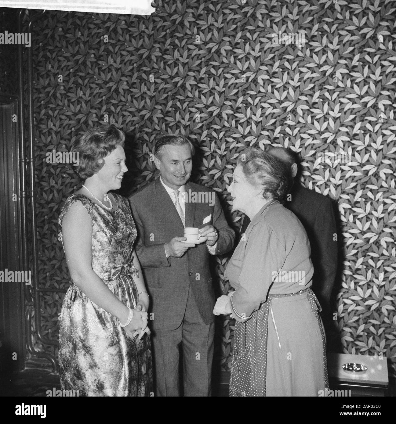 Prinzessin Beatrix besucht die Show in Little Comedy. Vnr. Prinzessin Beatrix, Regisseur Karl Guttman, Schauspielerin Magda Janssens Anmerkung: Es ging um die Jubiläumsleistung von Magda Janssens (60 Jahre auf der Bühne); EIN Tag abseits der Theatergruppe Ensemble Datum: 6. November 1961 Ort: Amsterdam, Noord-Holland Schlagwörter: Schauspielerinnen, Königshaus, Prinzessinnen, Theater, Bühne persönlicher Name: Beatrix, Prinzessin, Guttman, Karl, Janssens, Magda Stockfoto