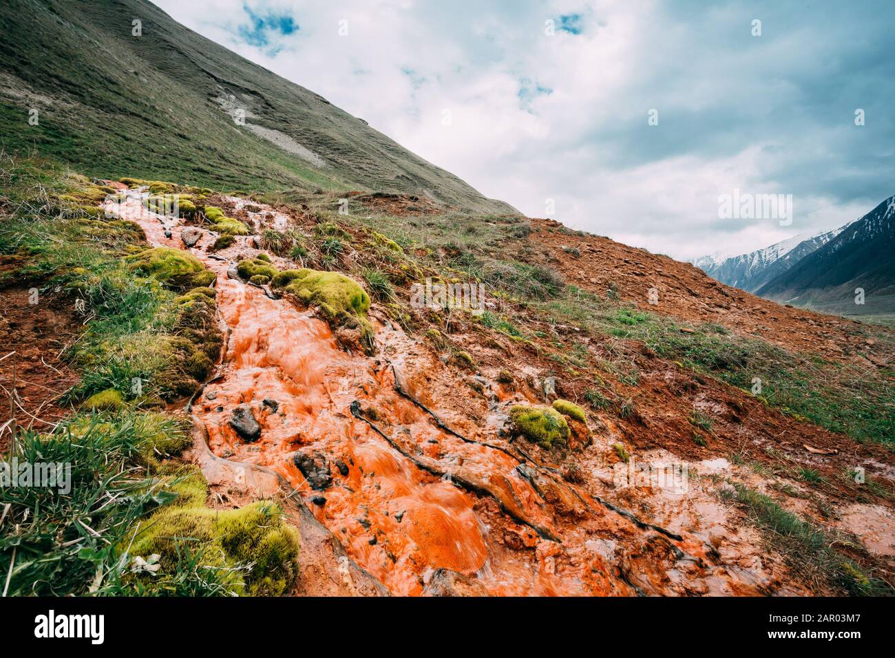 Mtskheta-Mtianeti Region, Georgia. Frühlingslandschaft Mit Mineralquellen Am Boden In Der Truso-Schlucht Im Kazbegi District, Mtskheta-Mtianeti Region, Georg Stockfoto