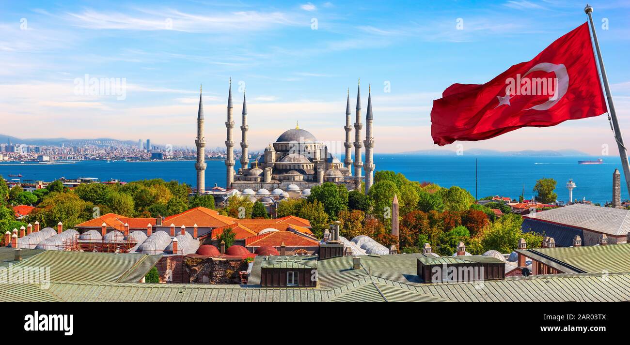 Blaue Moschee vor dem Bosporus und der türkischen Flagge, Istanbul, Türkei Panorama Stockfoto