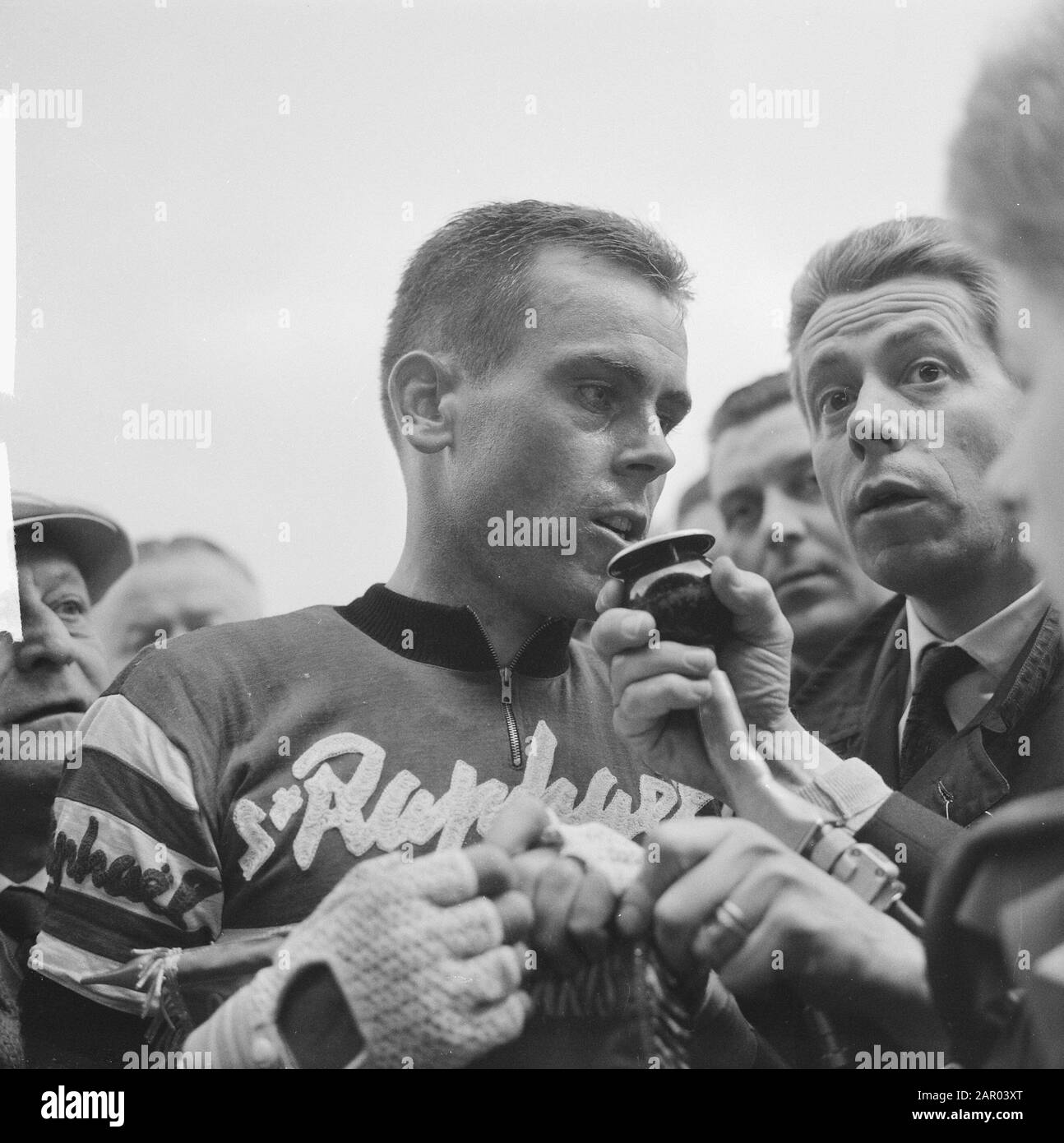 Jo Dee Roo gewinnt Bordeaux-Paris Datum: 31. Mai 1962 Ort: Paris Schlagwörter: Radfahrer Personenname: Roo, Jo de Stockfoto