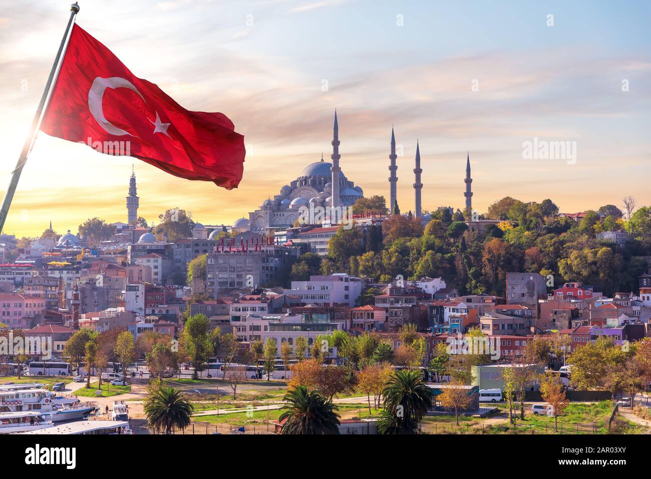 Suleymaniye Moschee und die türkische Flagge, Istanbul, Türkei Stockfoto