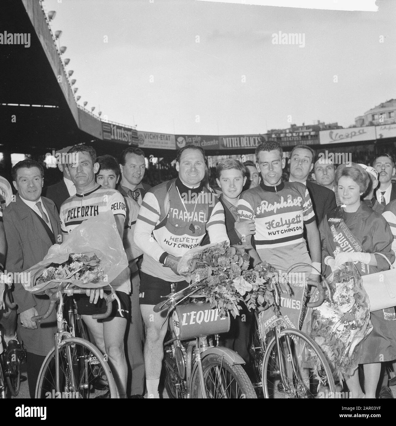 Jo de Roo (Rechs) Gewinner Bordeaux-Paris. In der Mitte sind Schrittmacher. Der Franzose François Mahé, der am 31. Mai 1962 seinen zweiten Platz belegte Ort: Frankreich, Paris Schlagwörter: Radsport persönlicher Name: Roo, Jo de Stockfoto