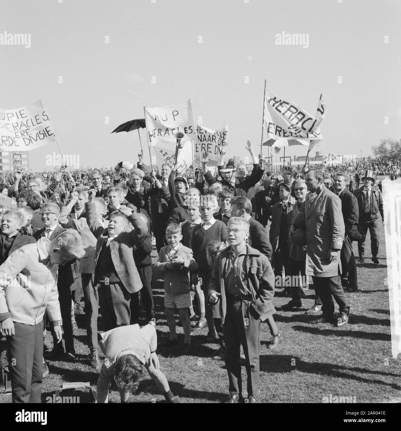 Fortuna VL gegen Herakles 0-0-Anhänger mit Bannern Datum: 3. Juni 1962 Schlagwörter: SPANTS, ANHÄNGER, Sport, Fußball Personenname: Heracles Stockfoto