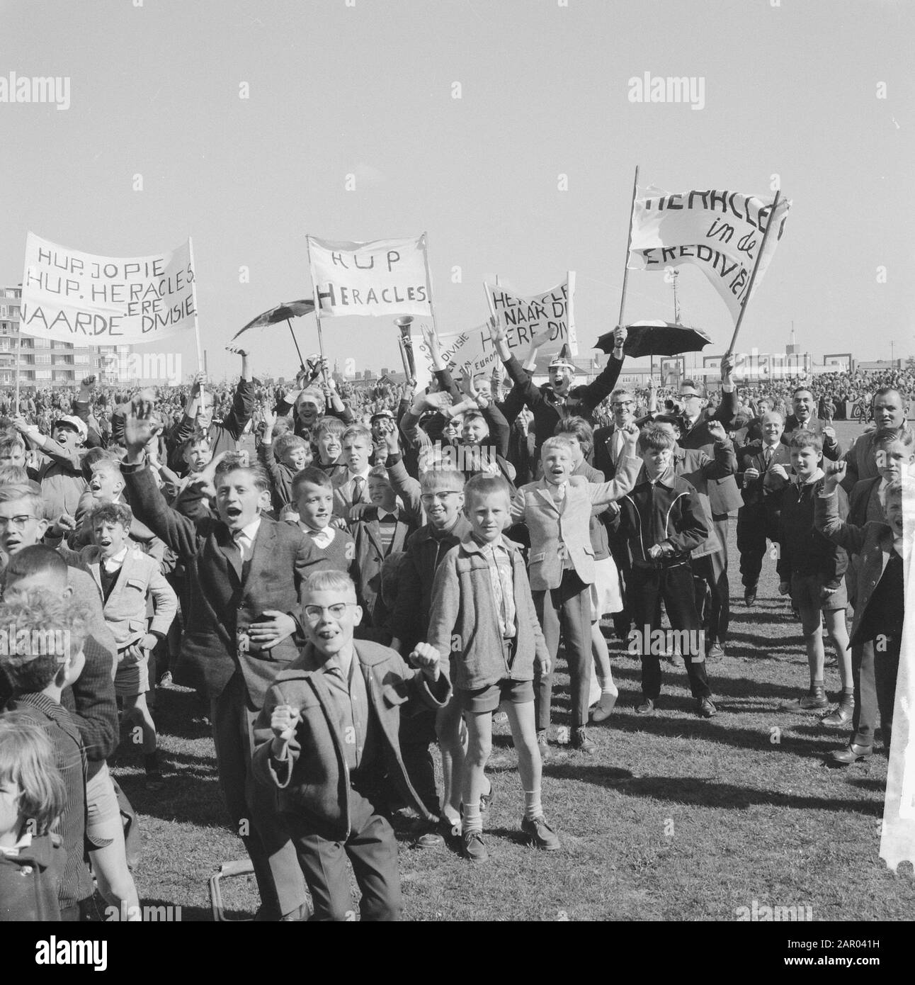 Fortuna VL gegen Herakles 0-0-Anhänger mit Bannern Datum: 3. Juni 1962 Schlagwörter: SPANTS, ANHÄNGER, Sport, Fußball Personenname: Heracles Stockfoto