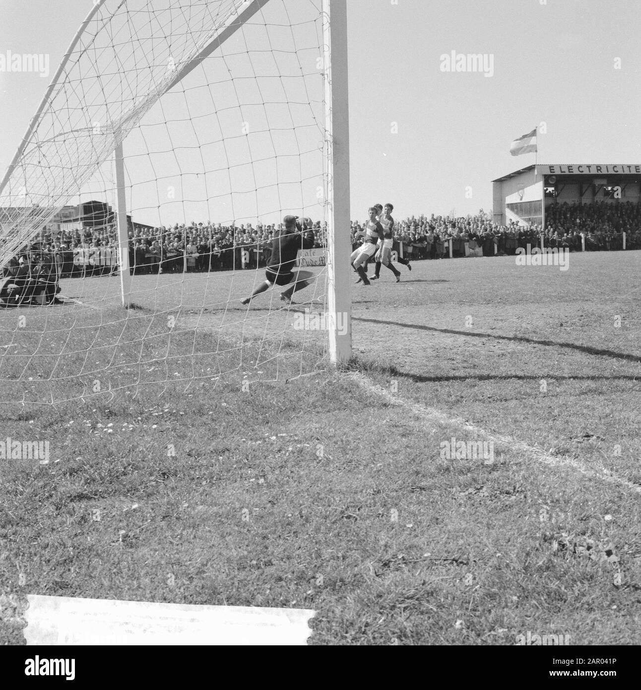 Fortuna VL gegen Herakles 0-0-Anhänger mit Bannern Datum: 3. Juni 1962 Schlagwörter: SPANTS, ANHÄNGER, Sport, Fußball Personenname: Heracles Stockfoto