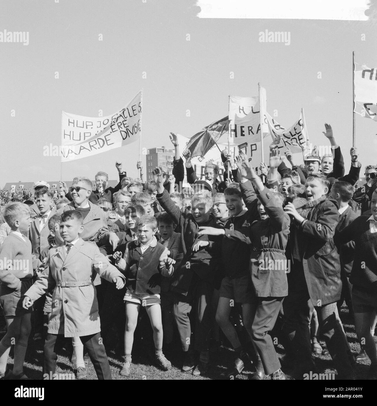 Fortuna VL gegen Herakles 0-0-Anhänger mit Bannern Datum: 3. Juni 1962 Schlagwörter: SPANTS, ANHÄNGER, Sport, Fußball Personenname: Heracles Stockfoto