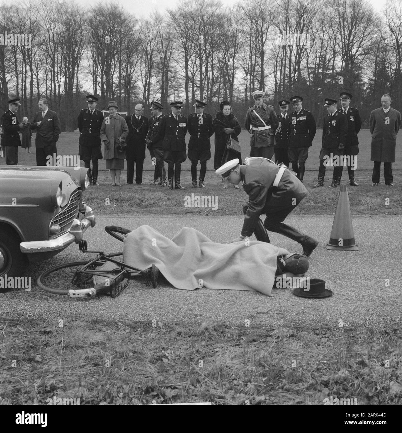 Königin Juliana besucht die Verkehrsschule der Nationalpolizei Von Varenkamp in Utrechter und sieht einen inszenierten Unfall Datum: 10. april 1962 Ort: Utrechter (Provinz), Utrechter (Stadt) Schlüsselwörter: Unfälle, Name der Polizeieinrichtung: Staatspolizei, Varenkamp, Der Stockfoto