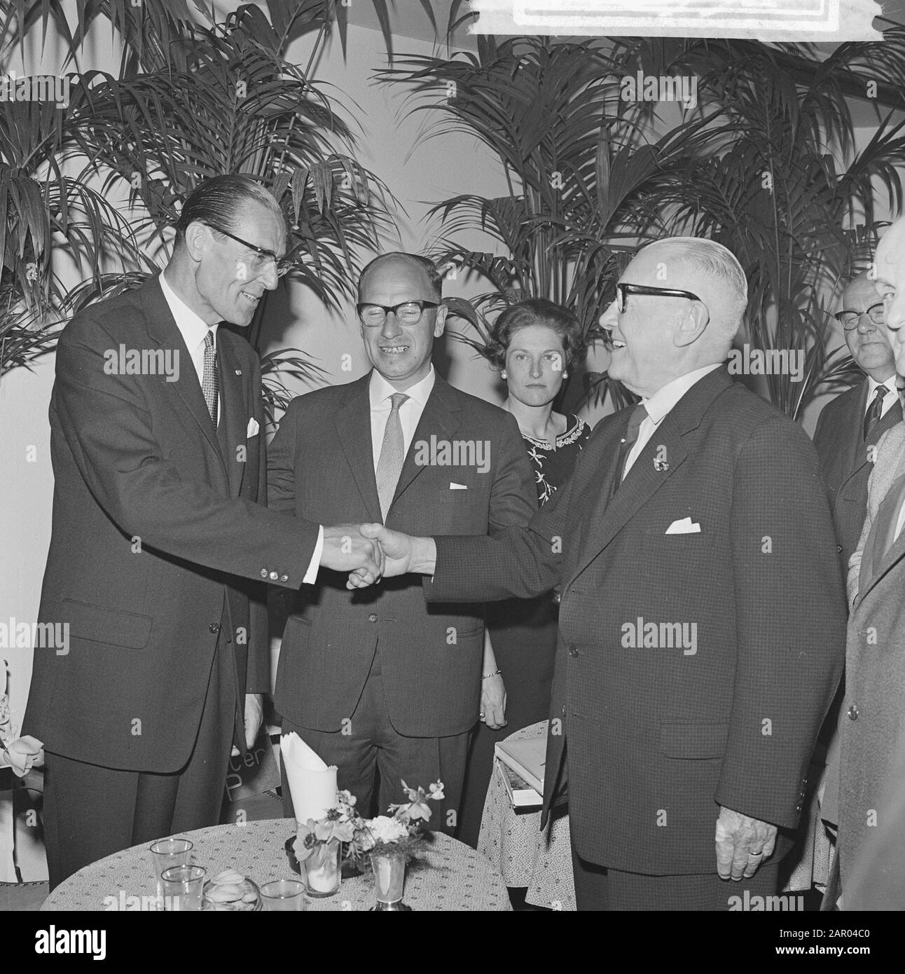 Neuer Vorsitzender der KVP Herr P.J.M. Aalberse jr. Im mittleren scheidenden Vorsitzenden Van Doorn Anmerkung:. Richtig F. van Thiel? Datum: 23. Juni 1962 Schlüsselwörter: Politische Parteien, Präsidenten Personenname: Aalberse, P.J.M. (JR.), Doorn, H.W. van Stockfoto