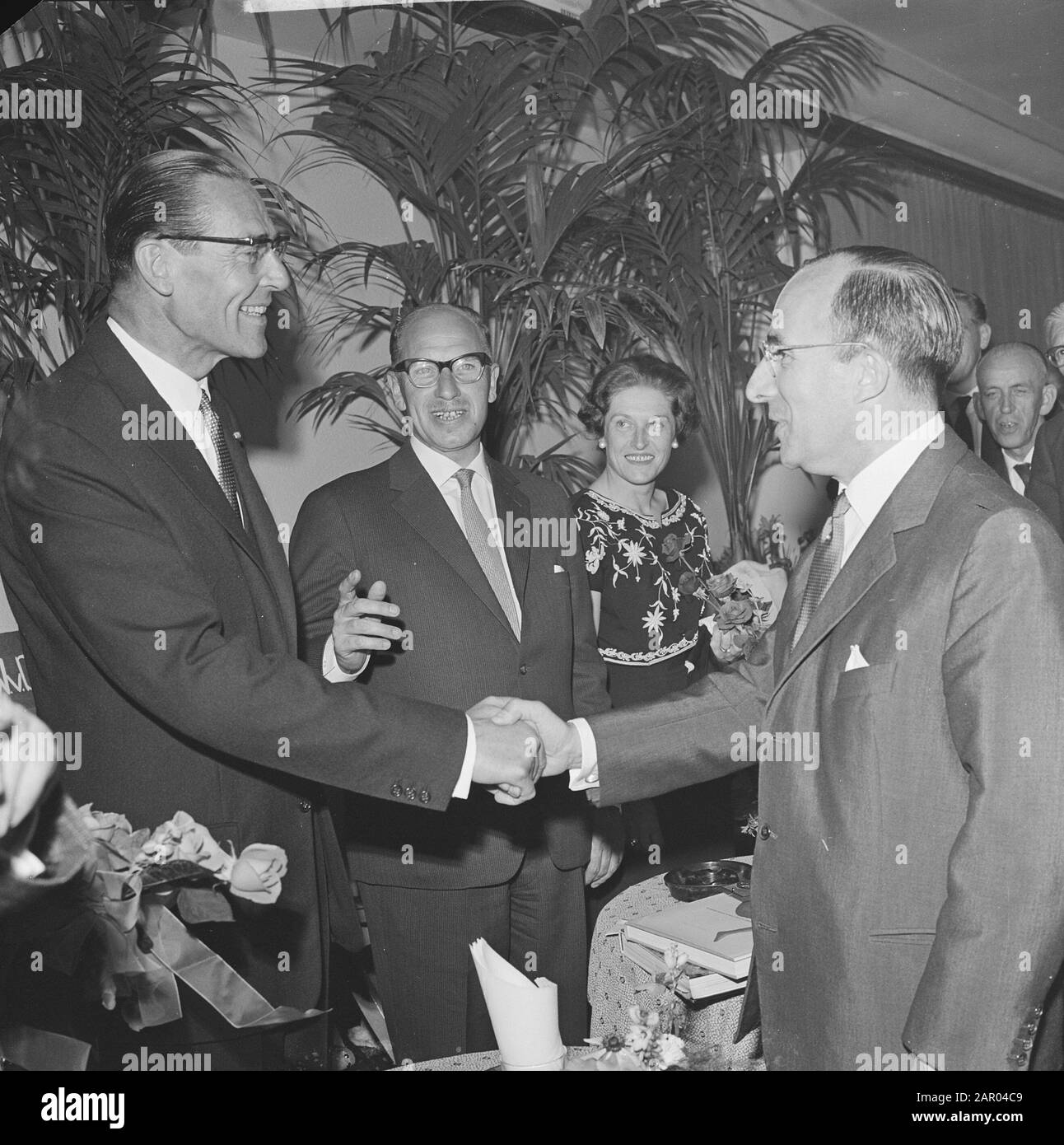 Neuer Vorsitzender KVP Herr P.J.M. Aalberse jr., Minister Cals und scheidender Vorsitzender Herr van Doorn und Frau Datum: 23. Juni 1962 Schlüsselwörter: Politische Parteien, Präsidenten persönlicher Name: Aalberse, P.J.M. (JR.), Cals, J.M. l.Th., Doorn, H.W. van Stockfoto