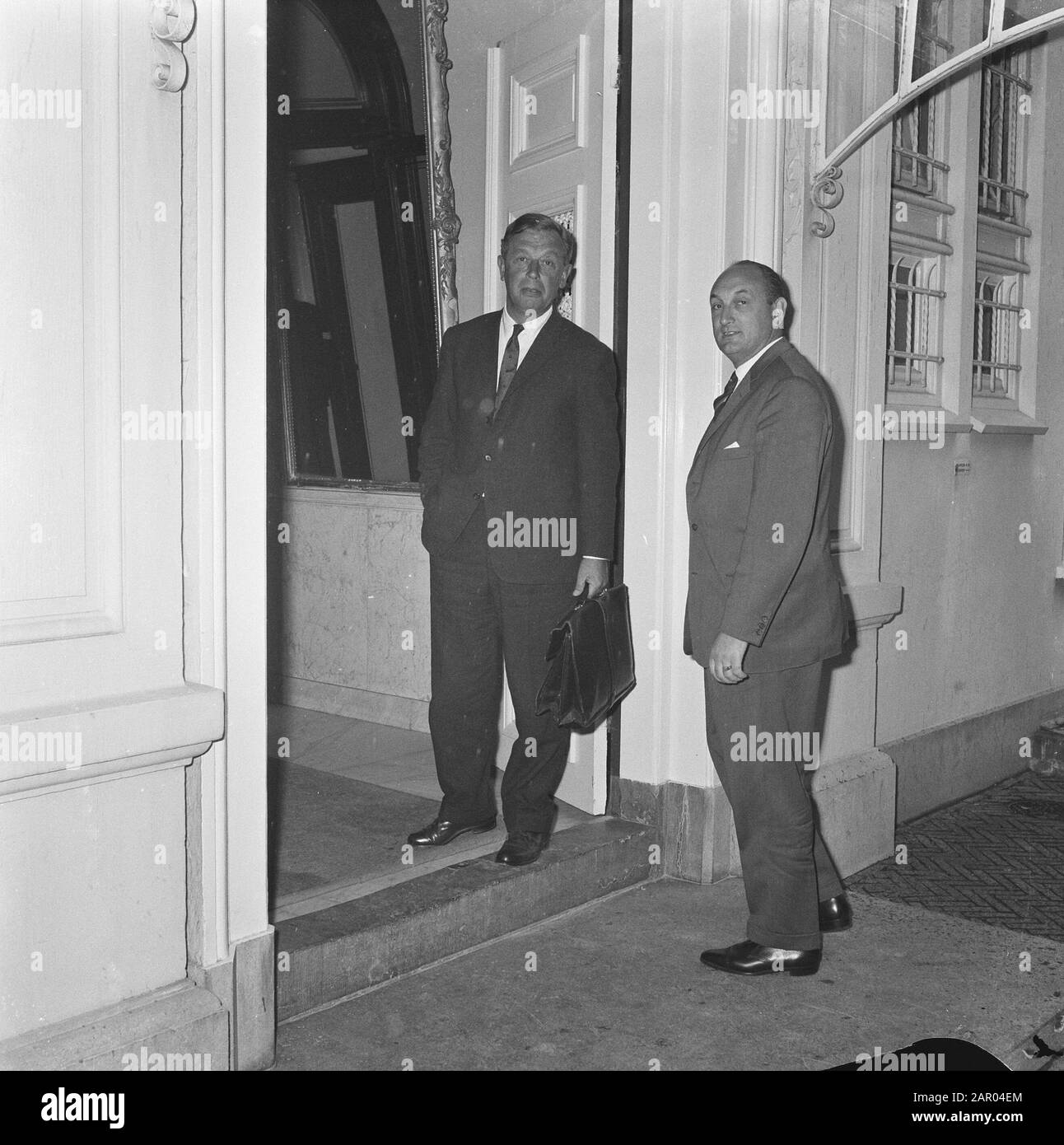 Minister im Kabinett, Minister Fischer und Minister Toxopeus Datum: 26. Juni 1962 Schlüsselwörter: Minister, Regierungskrisen persönlicher Name: Toxopeus, E. H., Fischer, S.H. Stockfoto