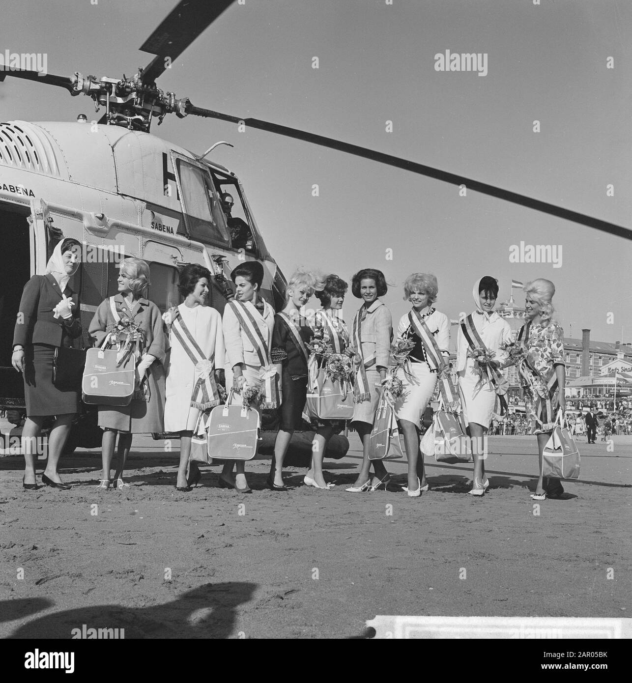 Wahl Miss Benelux, Ankunft der Massen am Strand von Scheveningen Datum: 29. Juli 1962 Ort: Scheveningen, Süd-Holland Schlüsselwörter: Wahlen, Ankünfte, Fräulein, Strände persönlicher Name: Miss Benelux Stockfoto