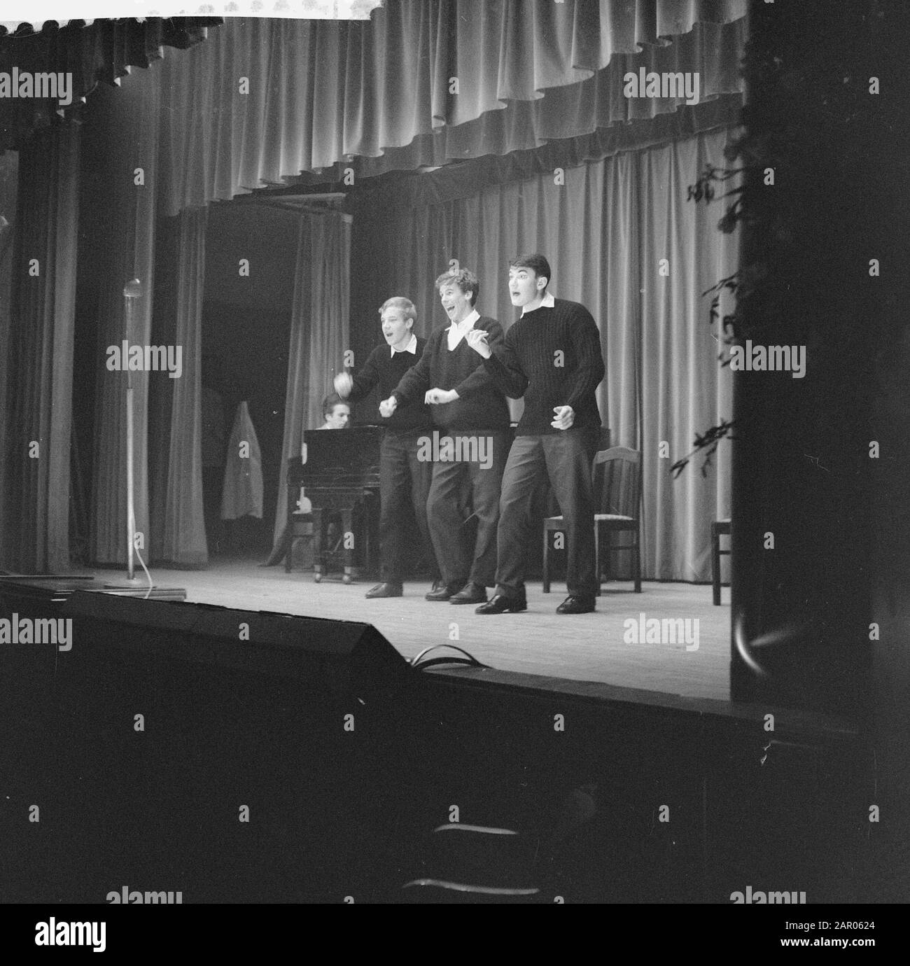Interskolare Kabarett-Show in AMV (Assignment Trouw) Datum: 16. Februar 1962 Schlagwörter: Aufgaben Institutioneller Name: Trouw Stockfoto