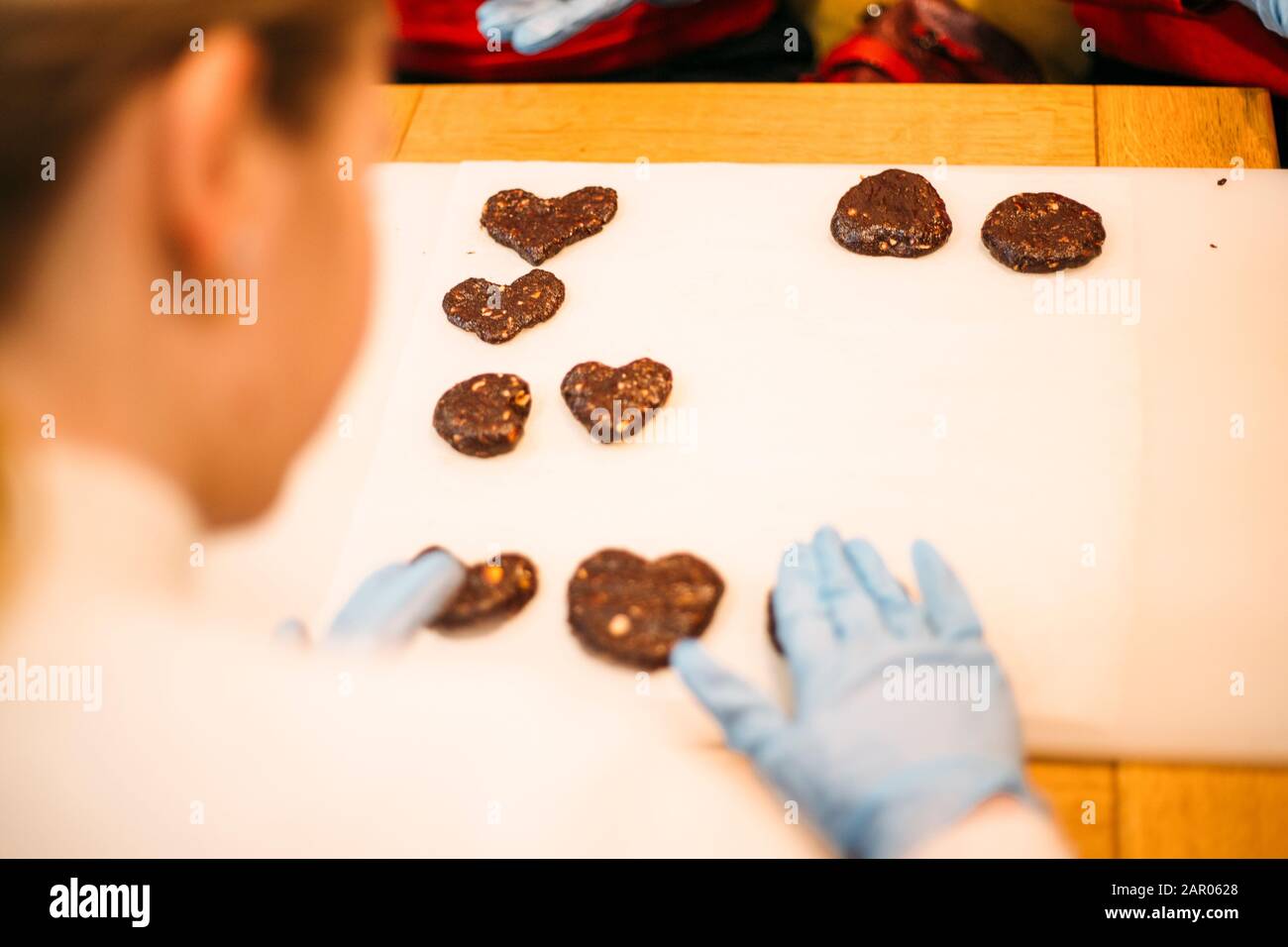 Mädchen, die Schokoladenkekse machen. Zubereitung von Keksen Stockfoto