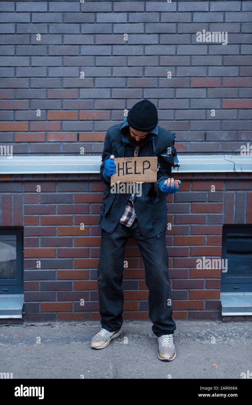 Bettler und Hilfe bei der Anmeldung auf der Straße der Stadt Stockfoto