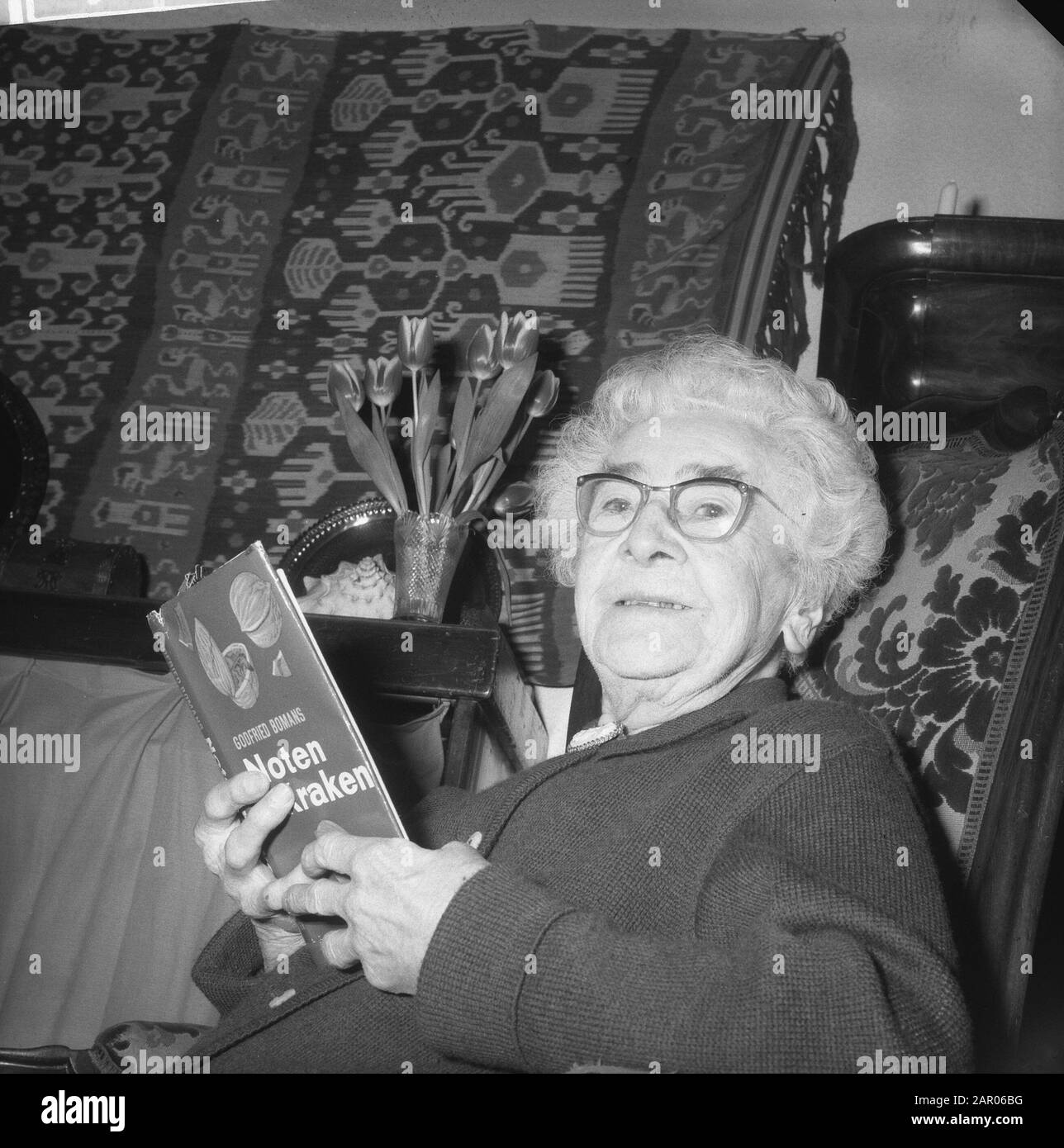 Die alte Schauspielerin Marie Faassen wird 90 Jahre alt. Geburtstag feiert sie aus ihrem Haus in der Valeriusstraat. Datum: 5.März 1962 Ort: Amsterdam, Noord-Holland Schlagwörter: Schauspieler, Theater persönlicher Name: Faassen, M. Stockfoto