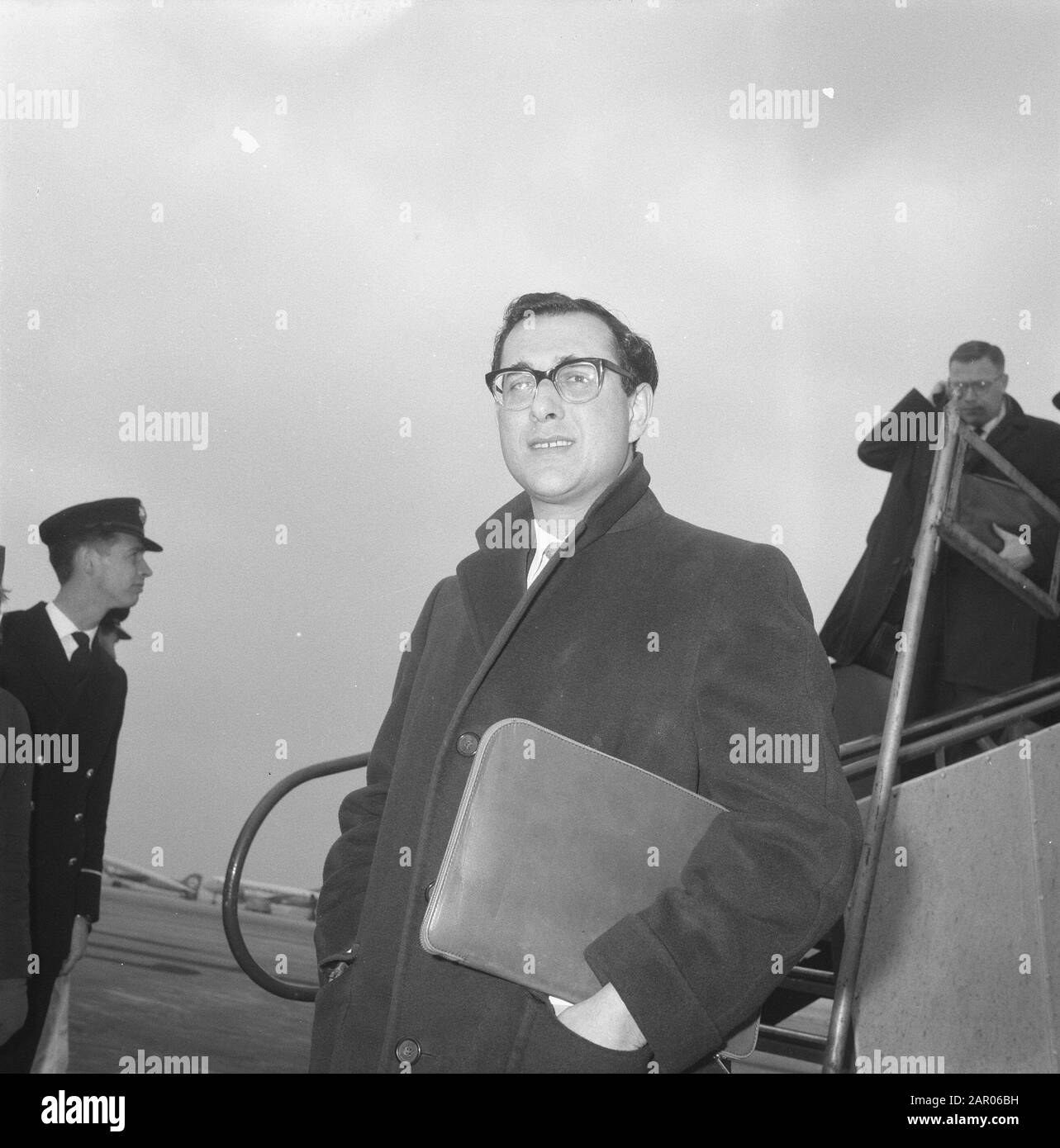 Der englische Schriftsteller Harold Pinter in Holland, um an Der Geburtstagsfeier teilzunehmen. Guus Hermus, Walter Kous und H. Pinter Datum: 1. März 1962 Stichwörter: Schriftsteller persönlicher Name: H. Pinter, Hermus, GUUS Stockfoto