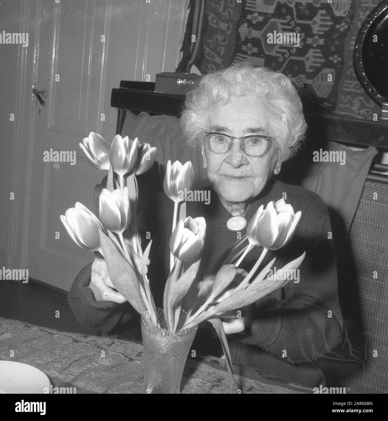 Die alte Schauspielerin Marie Faassen wird 90 Jahre alt. Geburtstag feiert sie aus ihrem Haus in der Valeriusstraat. Datum: 5.März 1962 Ort: Amsterdam, Noord-Holland Schlüsselwörter: Schauspieler Personenname: Faassen, M. Stockfoto