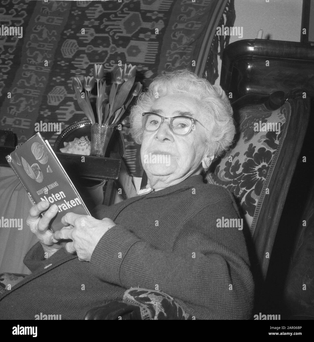 Die alte Schauspielerin Marie Faassen 90 Jahre. Geburtstag feiert sie aus ihrem Haus in der Valeriusstraat. Datum: 5.März 1962 Ort: Amsterdam, Noord-Holland Schlagwörter: Schauspieler, Theater persönlicher Name: Faassen, M. Stockfoto