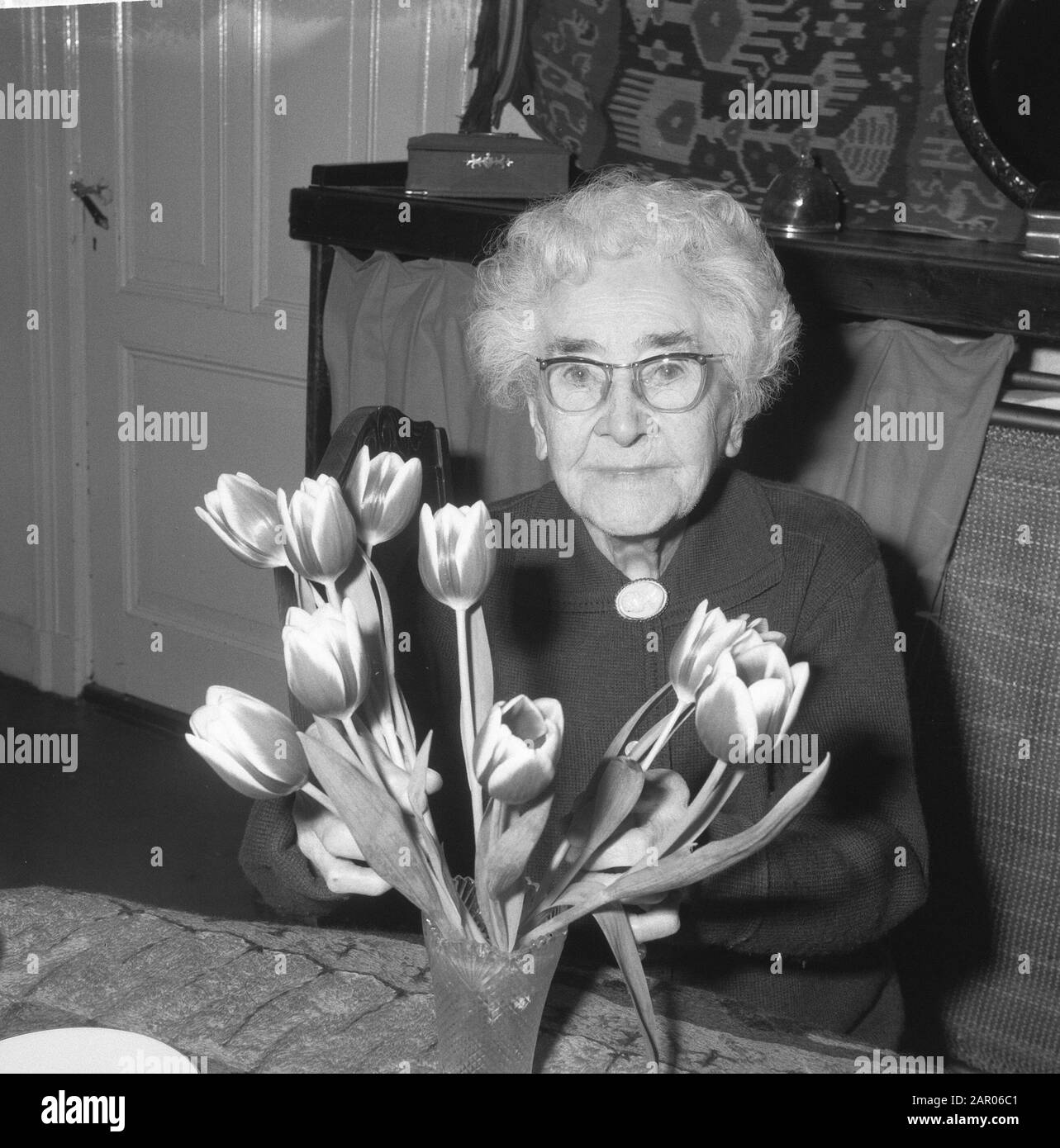 Die alte Schauspielerin Marie Faassen wird 90 Jahre alt. Geburtstag feiert sie aus ihrem Haus in der Valeriusstraat. Datum: 5.März 1962 Ort: Amsterdam, Noord-Holland Schlagwörter: Schauspieler, Theater persönlicher Name: Faassen, M. Stockfoto