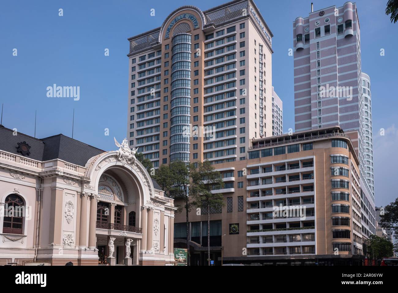 Moderne Hotels zwergen das Opernhaus im Distrikt 1, Ho-Chi-Minh-Stadt, Vietnam Stockfoto