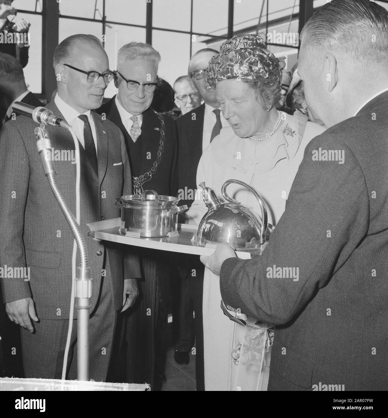 Besuch von Königin Juliana in Schiedam Königin Juliana mit Blick auf Edelstahlprodukte. Zweiter Bürgermeister J.W. PEEK Datum: 13. september 1962 Ort: Schiedam, Zuid-Holland Schlüsselwörter: Bürgermeister, Flötenkessel, Königinnen persönlicher Name: Juliana (Königin Niederlande), Peek, J.W. Stockfoto