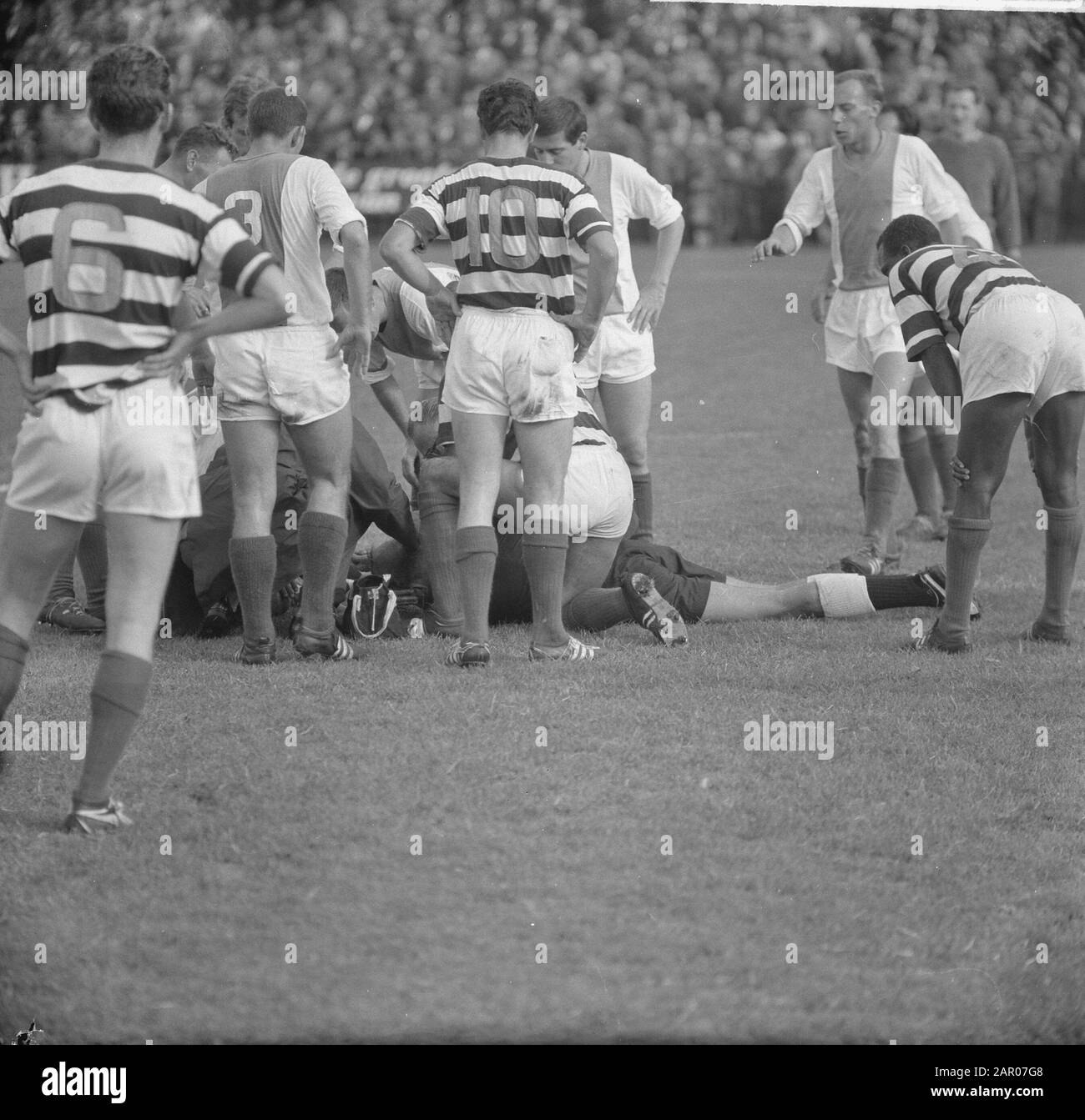 Volewijckers gegen Blau-Weiß 2-1, Schiedsrichter Boogaert von Volewijcker Boogaard schoss ins Gesicht und ging KO-Datum: 16. September 1962 Schlagwörter: Sport, Name der Fußballperson: Boogaard Institutionenname: Volewijckers Stockfoto