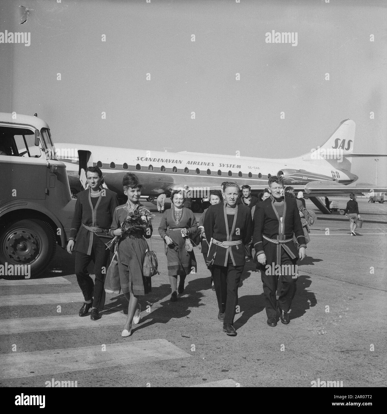 Gruppe Lappen aus Skandinavie auf Schiphol Datum: 1. Oktober 1962 Standort: Noord-Holland, Schiphol Stockfoto