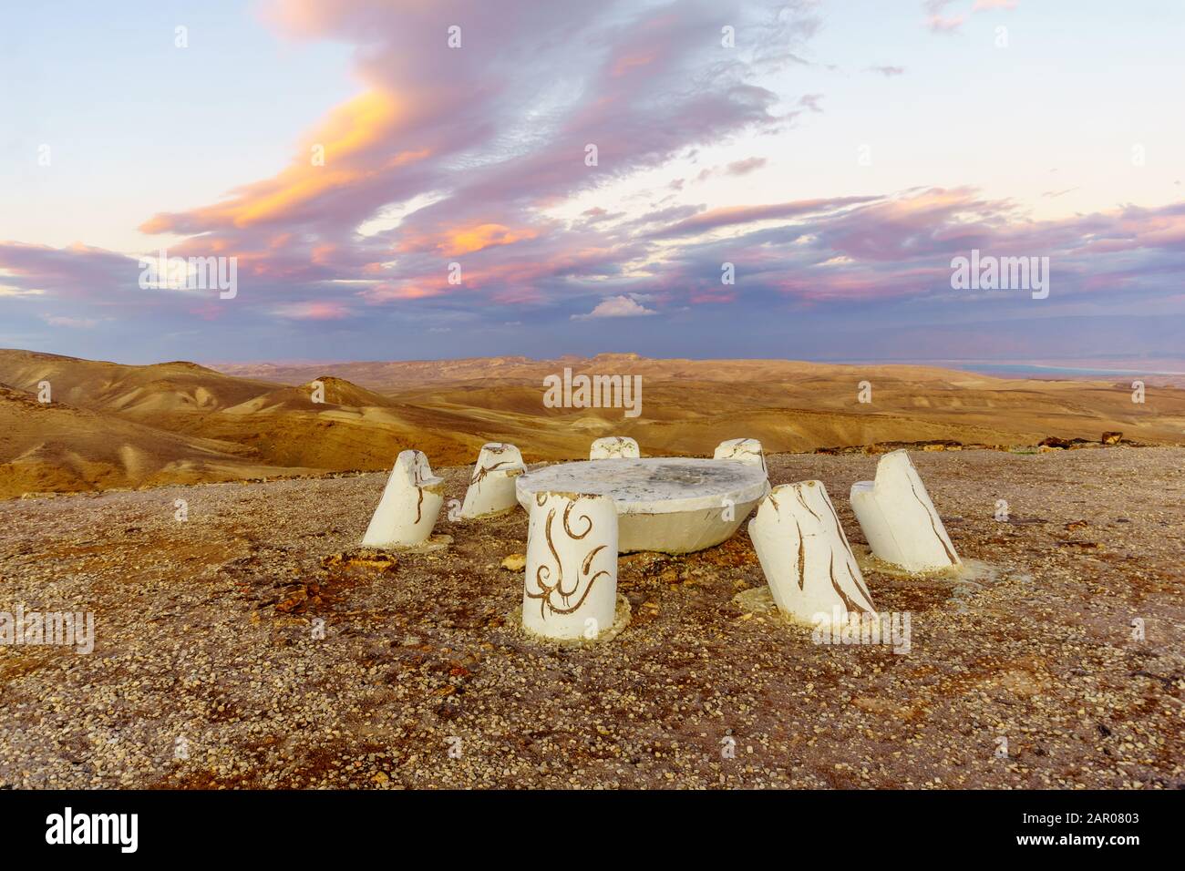 Arad, Israel - 19. Januar 2020: Blick auf den Aussichtspunkt Moab und das Tote Meer bei Sonnenuntergang in Arad, Südisraelisch Stockfoto