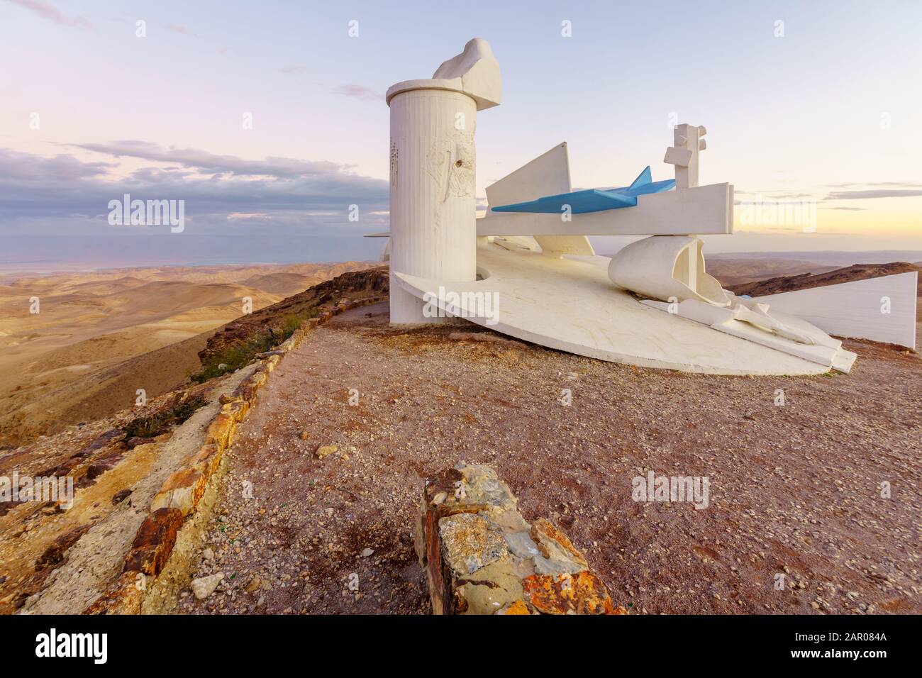 Arad, Israel - 19. Januar 2020: Blick auf den Aussichtspunkt Moab und das Tote Meer bei Sonnenuntergang in Arad, Südisraelisch Stockfoto