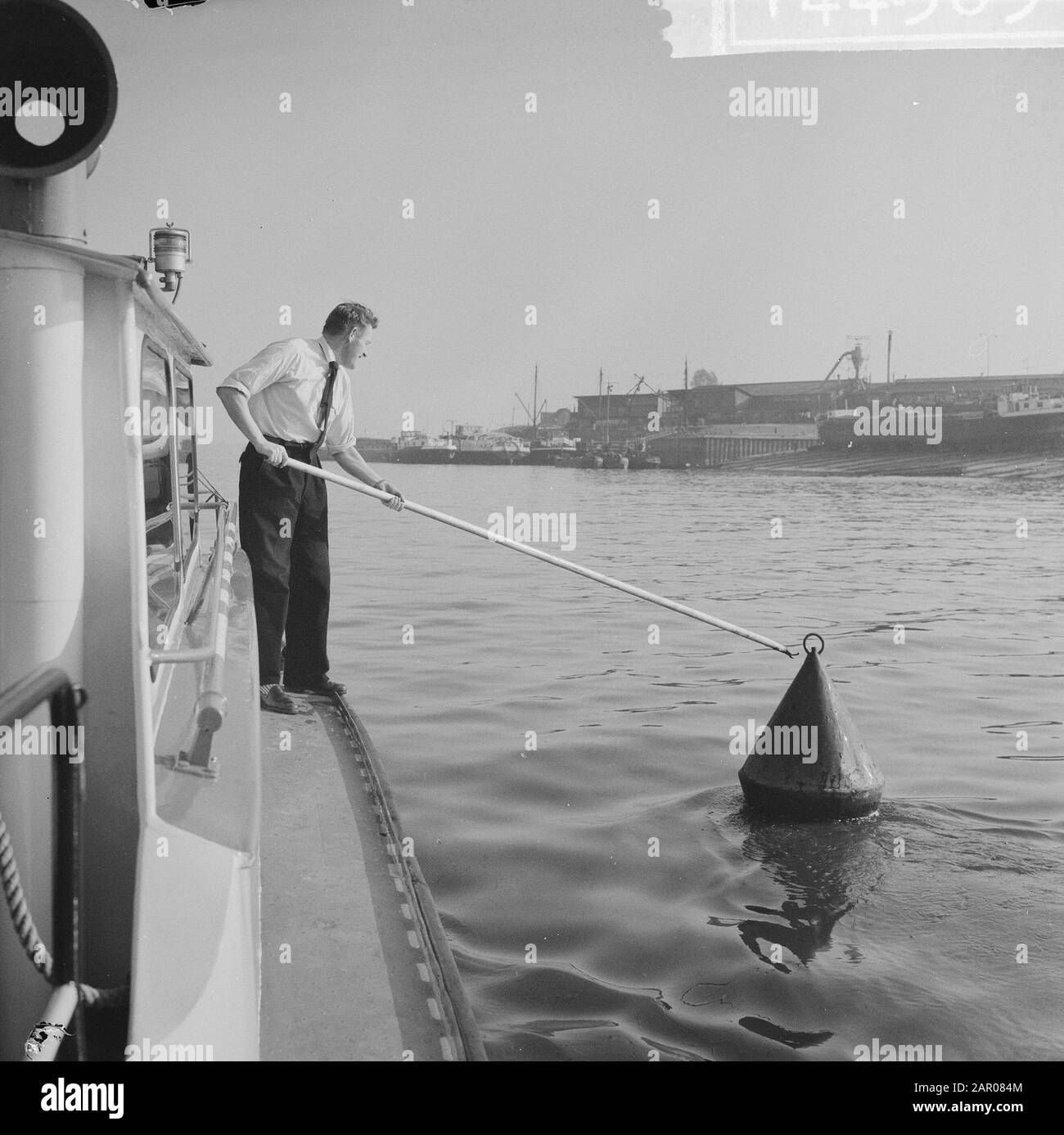 Wasserstand in den großen Flüssen, beunruhigend auf niedrigem Niveau, die Menschen des Rijkswaterstaat beschäftigt, die Leuchtfeuer zu ändern Datum: 23. Oktober 1962 Schlüsselwörter: Leuchtfeuer, Name Der Wasserstandanstalt: Rijkswaterstaat Stockfoto