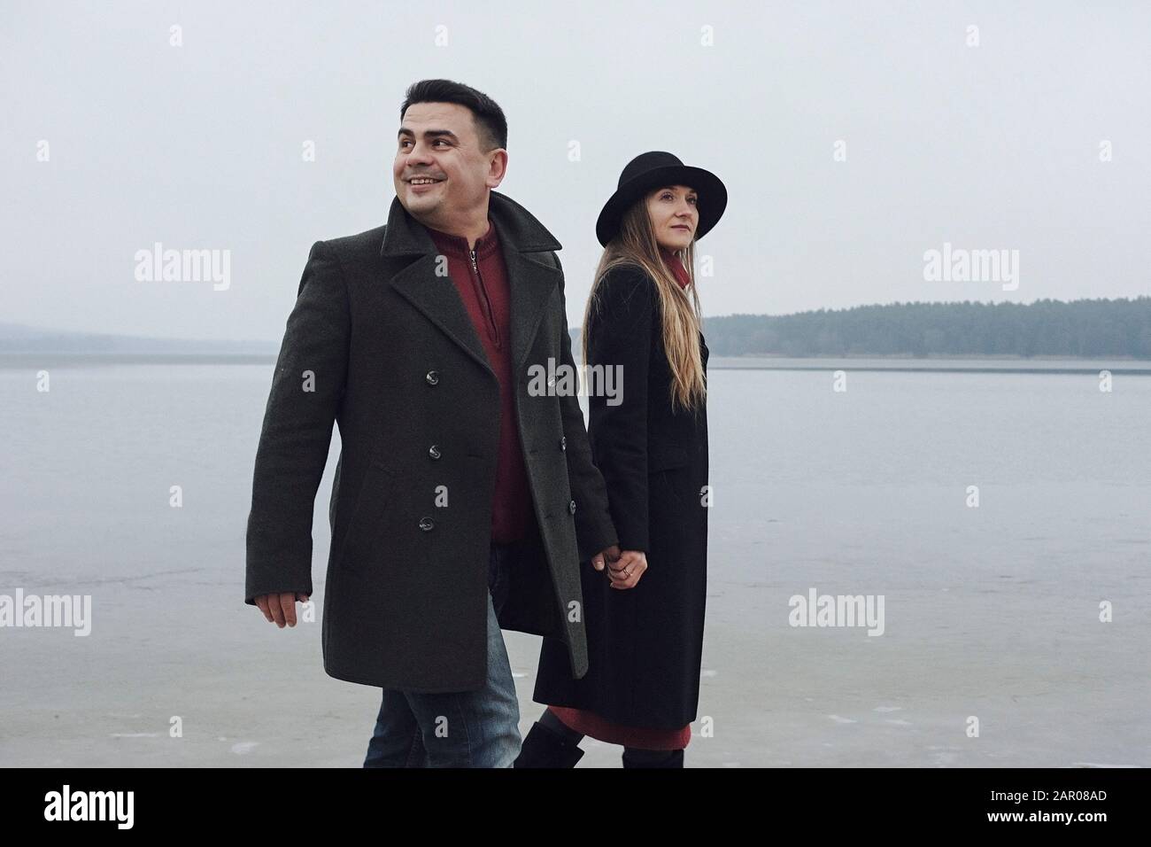 Glückliches Paar mit trendigen Herbst-Outfits beim gehen Stockfoto
