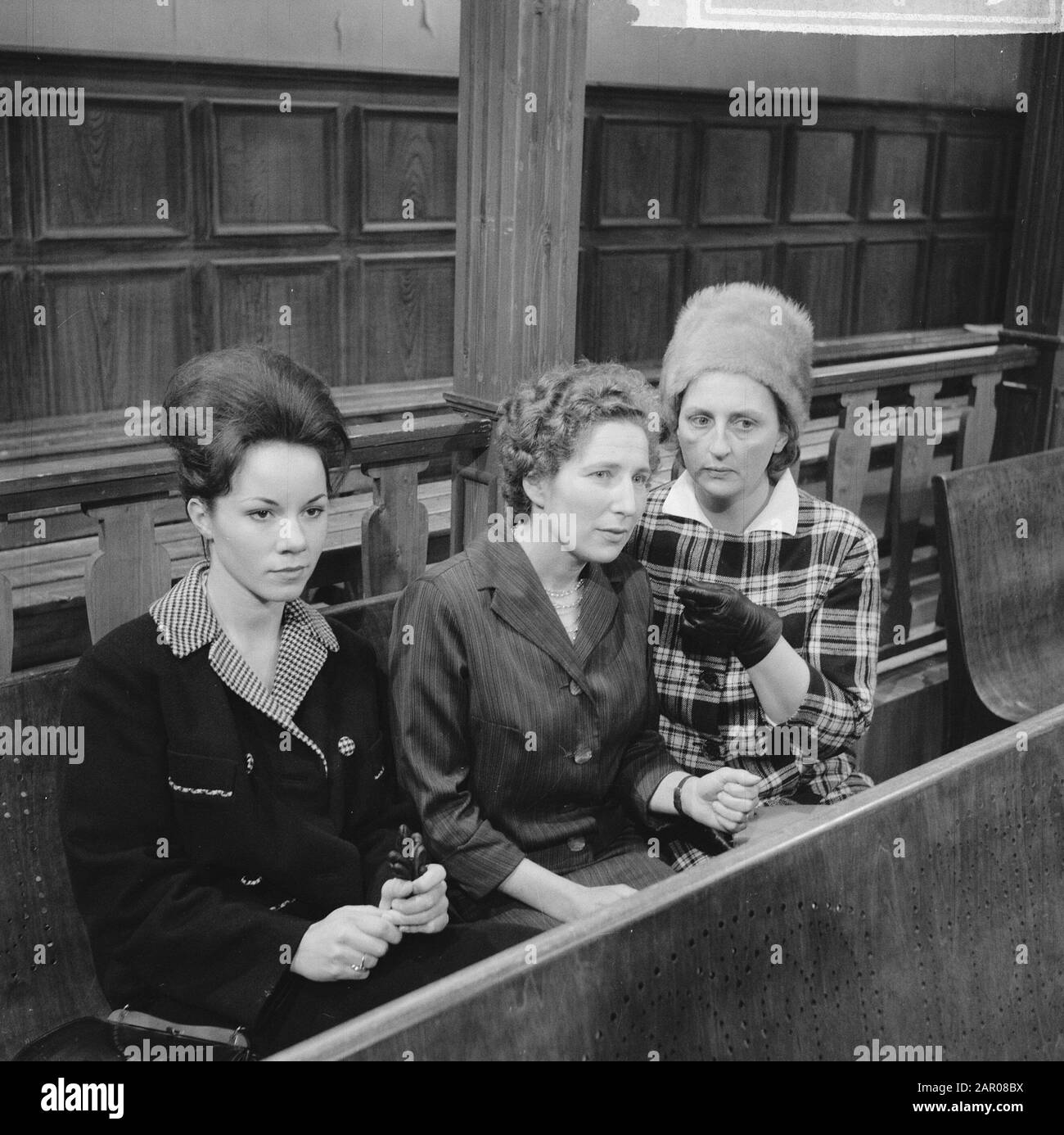 TV-Gericht, ein Moment vom Gericht, v. l.n.r. Das Dienstmädchen M. van Wijk und E. Lantink Datum: 31. Oktober 1962 Stichwörter: Gerichte Personenname: E. Lantink, M. van Wijk Stockfoto