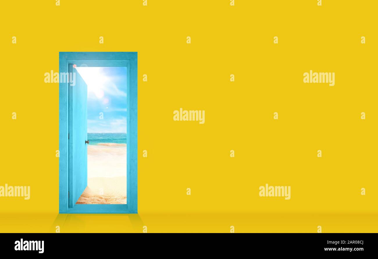 Tür in eine gelbe Wand, die sich zum Strand öffnet Stockfoto