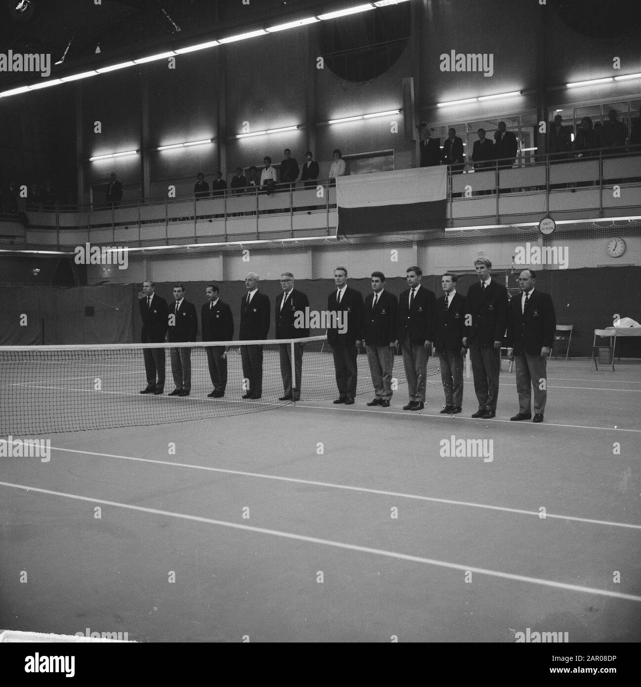 Tennis in Eindhoven zum King Gustaaf Cup, die beiden Mannschaften beim Spielen der Volkslieder Datum: 3. November 1962 Ort: Eindhoven Schlüsselwörter: PLOEGEN, TENNIS, FOLLOWN Stockfoto