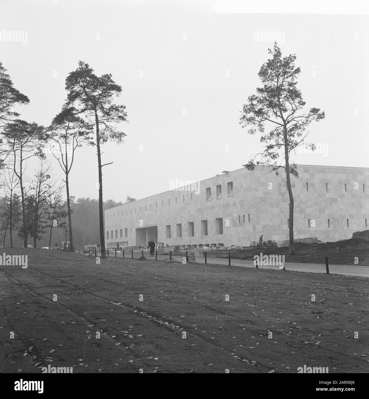 R.K. Economie College Tilburg Datum: 9. November 1962 Standort: Noord-brabant, Tilburg Schlüsselwörter: Exterieur, Schulen Stockfoto