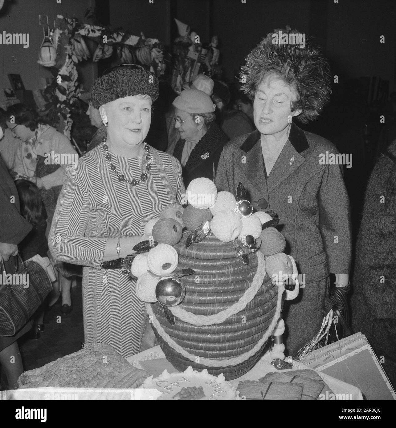 Weihnachtsbasar in den Haag von Lady Noble, Frau des britischen Botschafters Datum: 8. November 1962 Ort: Den Haag, Zuid-Holland Schlüsselwörter: MEWGENTES, Botschafter Stockfoto
