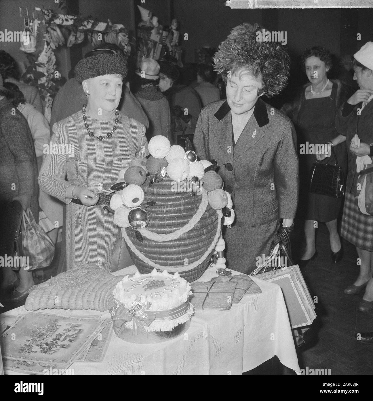 Weihnachtsbasar in den Haag von Lady Noble, Frau des britischen Botschafters Datum: 8. November 1962 Ort: Den Haag, Zuid-Holland Schlüsselwörter: MEWGENTES, Botschafter Stockfoto