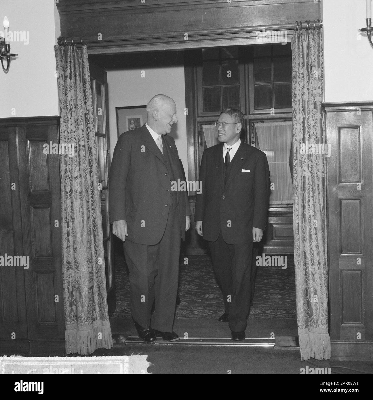 Premierminister Ikeda aus Japan besucht die Niederlande Hat den Präsidenten des Senats J.A. Verlassen Jonkman, rechts der japanische Premierminister Ikeda Datum: 21. November 1962 Ort: Den Haag, Zuid-Holland Schlüsselwörter: Premierminister, Parlamentarier persönlicher Name: Ikeda, Hayato, Jonkman, J.A. Stockfoto