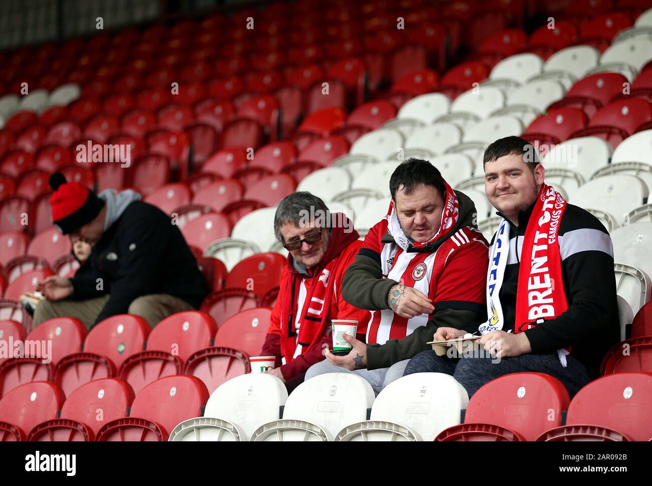 Brentford-Fans vor dem vierten Spiel um den FA Cup im Griffin Park, London. Stockfoto