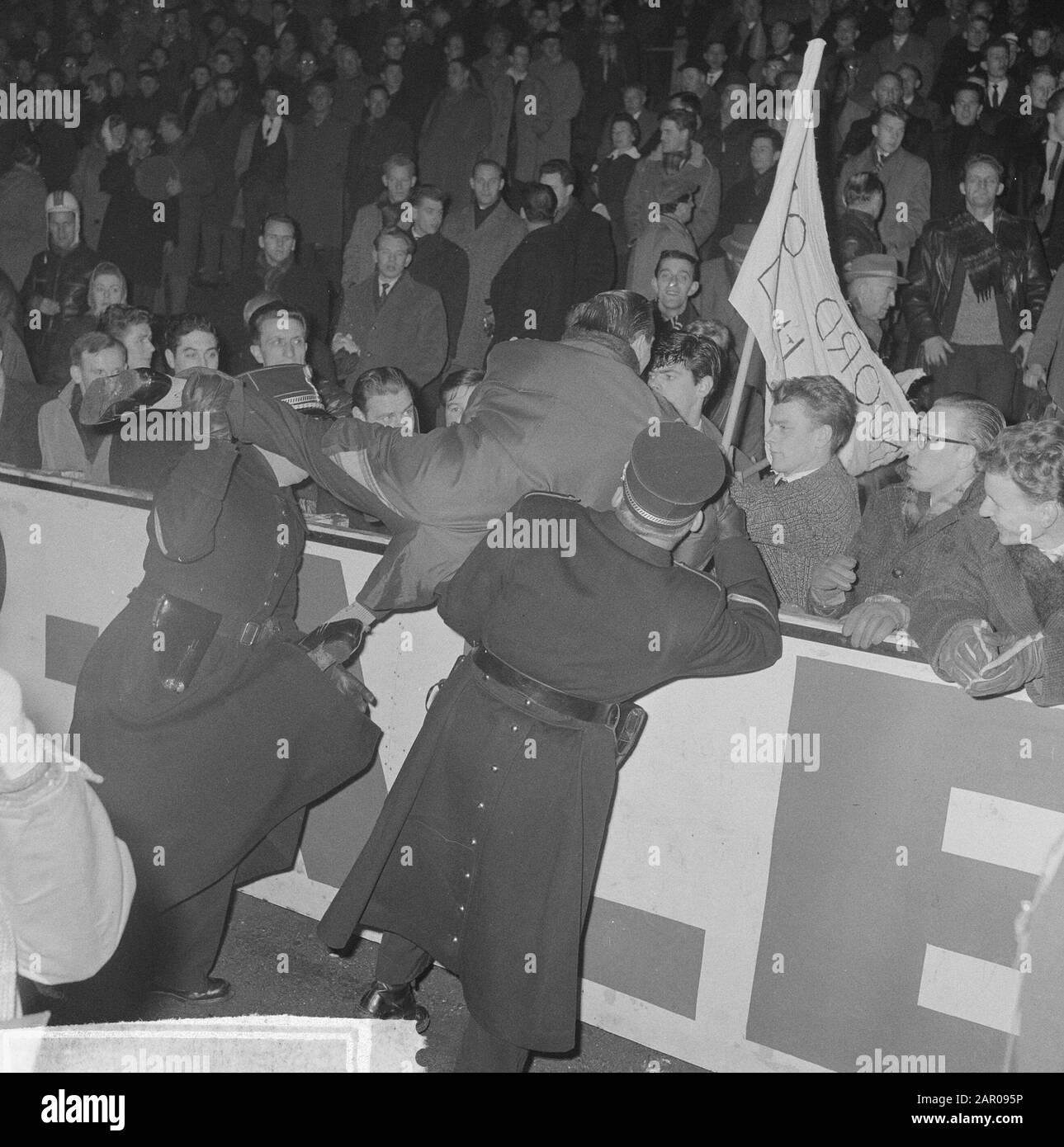 Feyenoord gegen Vasas 1-0, Anhänger mit Fahnen und Banner Datum: 12. Dezember 1962 Schlagwörter: PANCHADS, ANHÄNGER, FLAGGEN Institutionenname: Feyenoord, Vasa-Györ Stockfoto