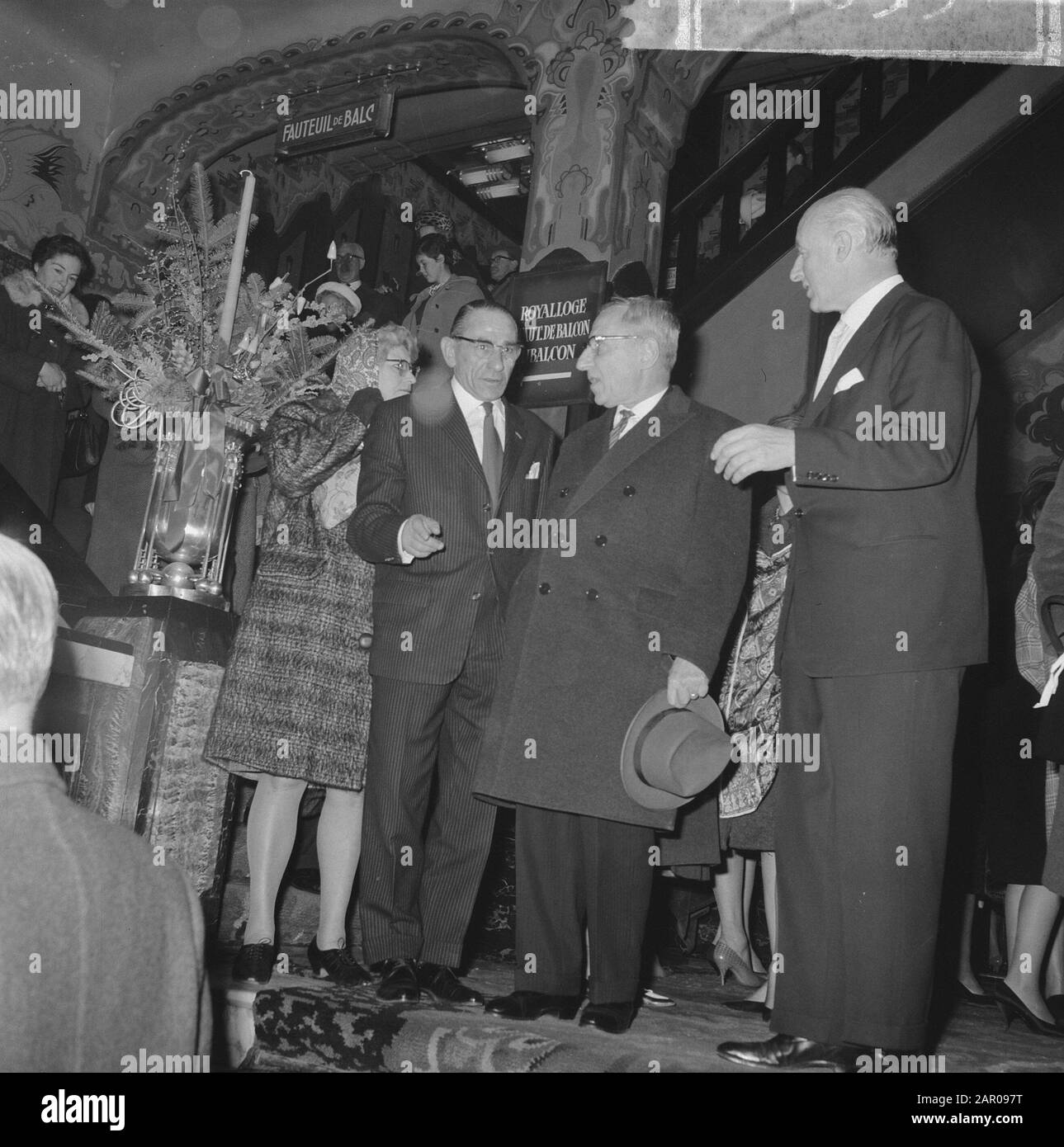 Premiere des Widerstandsfilms Der Raub in Tuschinski. Premierminister De Quay Datum: 20. Dezember 1962 Ort: Amsterdam, Amsterdam, Noord-Holland Schlagwörter: Filme, Premieren persönlicher Name: Kai, J.E. de Stockfoto