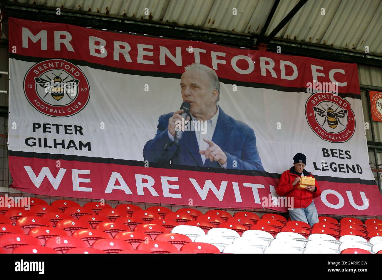 Allgemeine Ansicht eines Banners von Peter Gilham vor dem vierten Spiel im FA Cup im Griffin Park, London. Stockfoto