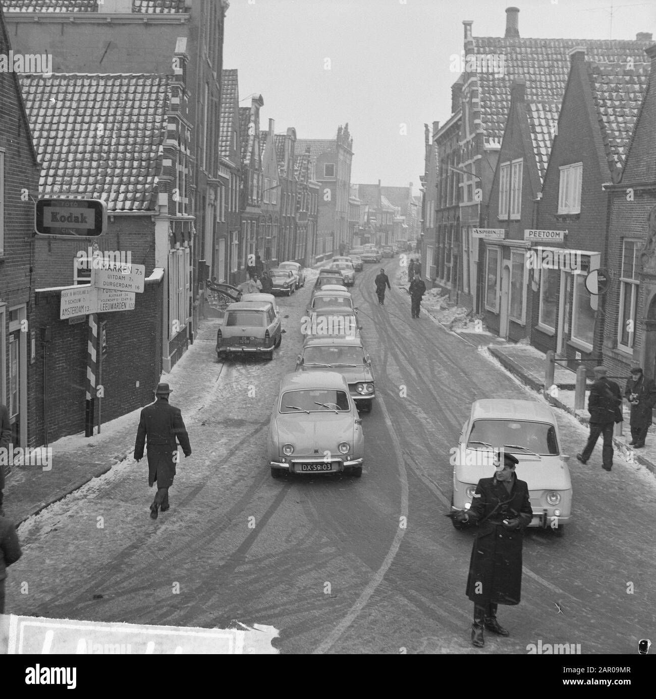 Monnickendam, überfüllt in den Straßen Datum: 12. Januar 1963 Ort: Monnickendam Schlüsselwörter: Verkehr Stockfoto