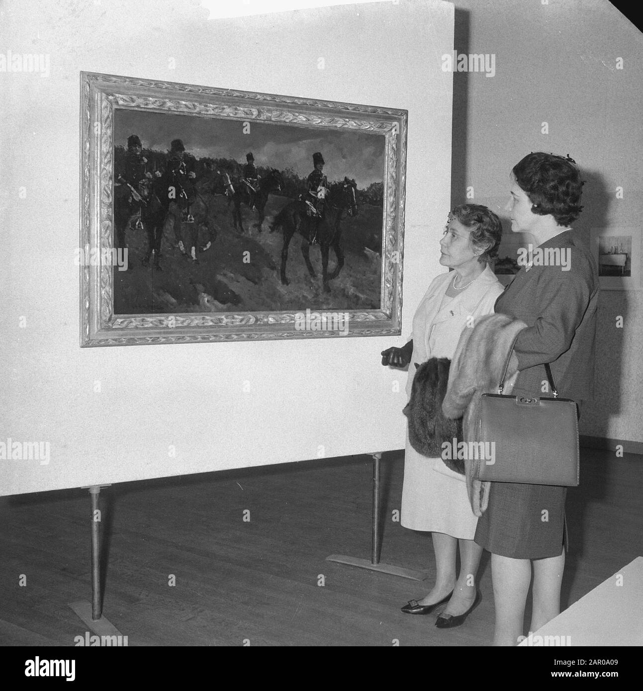 Ein Breitner als Tombola Preis Anmerkung: Ausstellung im Museum Fodor der Werke des Malers George Breitner Für 100 Gulden kann man Besitzer des Gemäldes "Ruiterij" von - Breitner werden. - Ja. Exklusive Lotterie der Vereinigung "Ons House" Datum: 27. april 1962 Ort: Amsterdam Schlagwörter: Lotterien, Gemälde, Ausstellungen Stockfoto