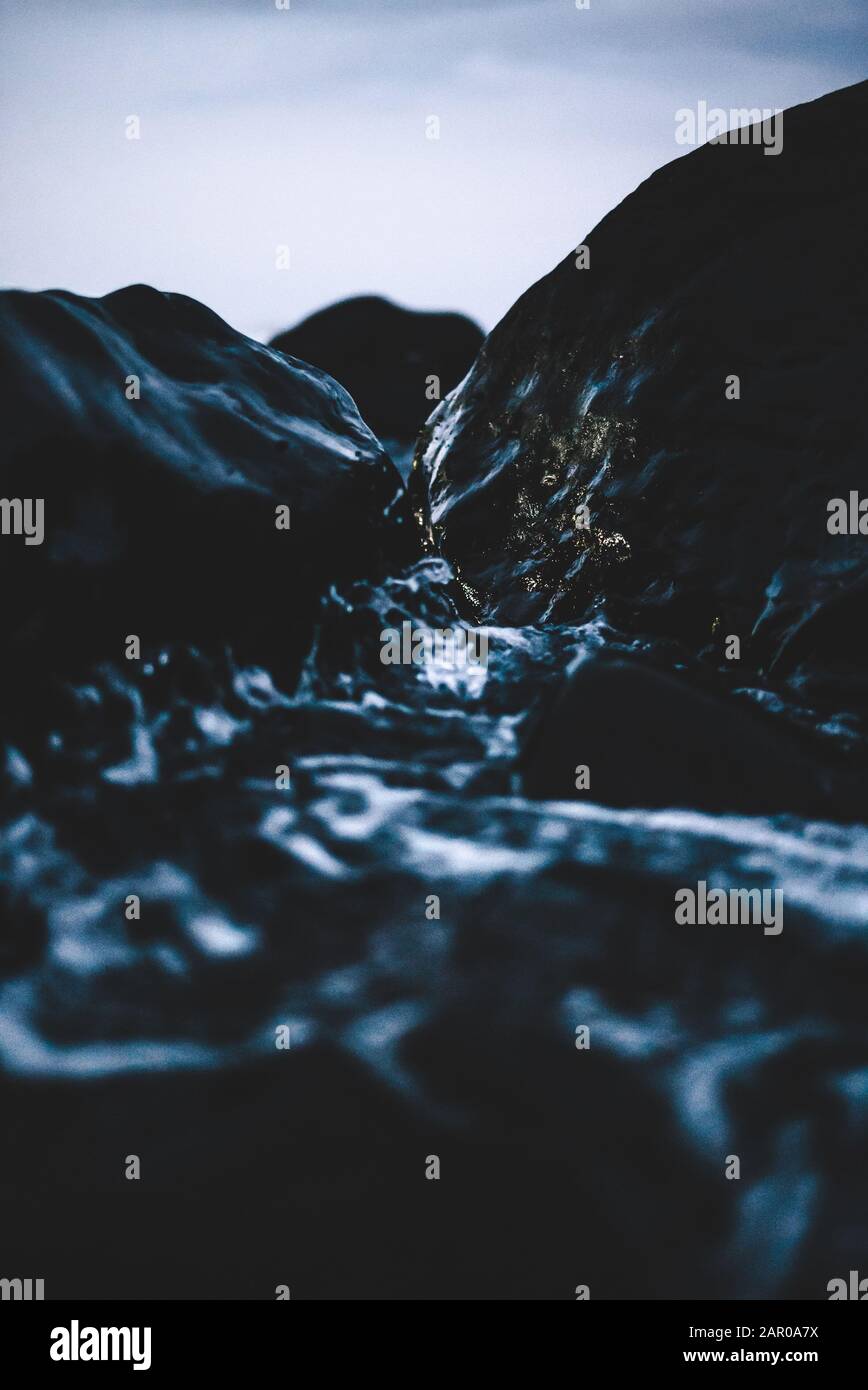 Mystisches Foto des Wassers, das über Felsen läuft Stockfoto