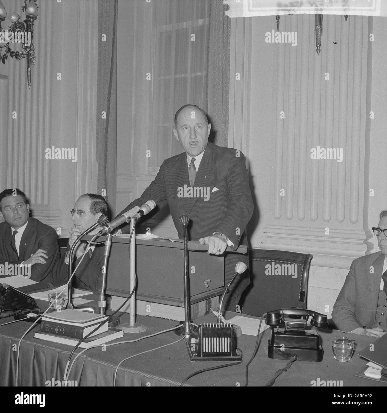 Minister Luns während seiner Rede im Repräsentantenhaus, Minister Luns Datum: 31. Januar 1963 Ort: Den Haag, Zuid-Holland Schlüsselwörter: Redes persönlicher Name: LUNs, J.A.M. H., Luns, Joseph Stockfoto