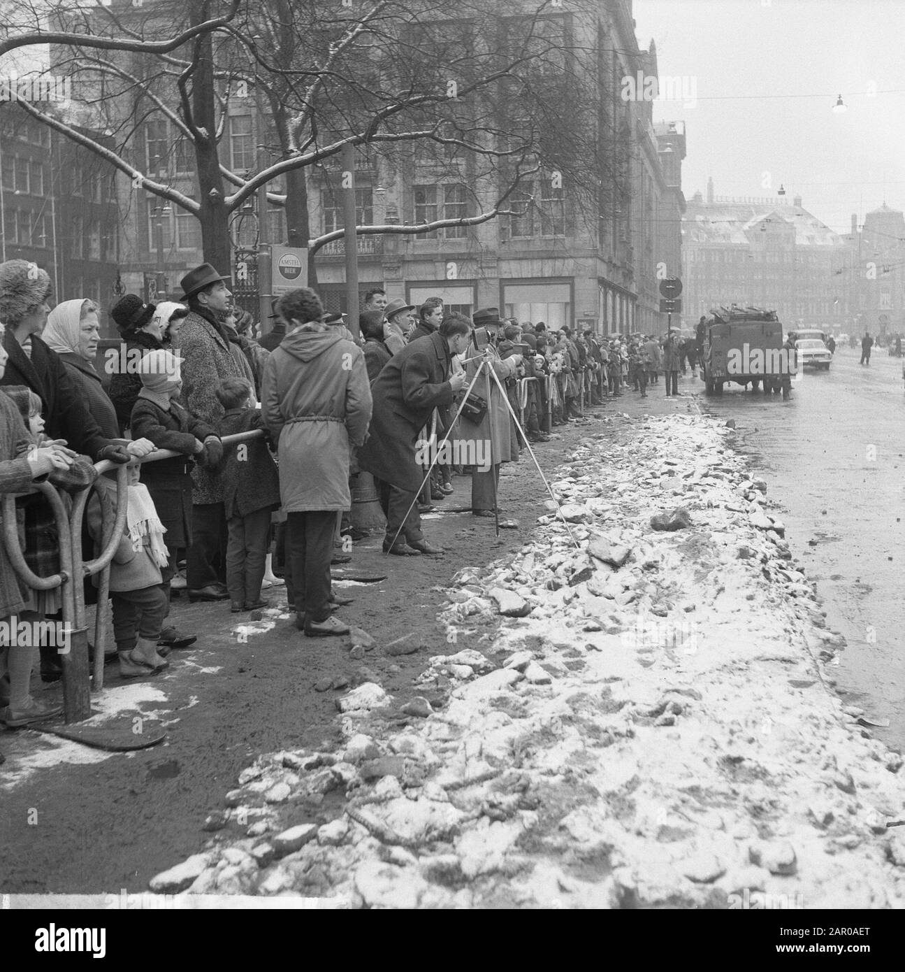 Nablussingwerk bei C und A am Damrak in Amsterdam. Die Polizei musste das öffentliche Datum einstellen: 16. Februar 1963 Ort: Amsterdam, Noord-Holland Schlagwörter: Nablus, POLIZEI, Name der öffentlichen Einrichtung: C&A Stockfoto