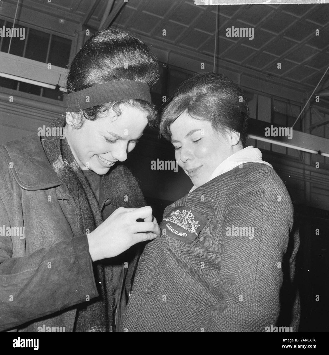 Schwimmmannschaft nach Johannesburg ging von Schiphol ab, Tinie Bakker vergaß, sich das nationale Emblem Datum zu sichern: 18. Februar 1963 Schlüsselwörter: Embleme, Schwimmmannschaften Stockfoto