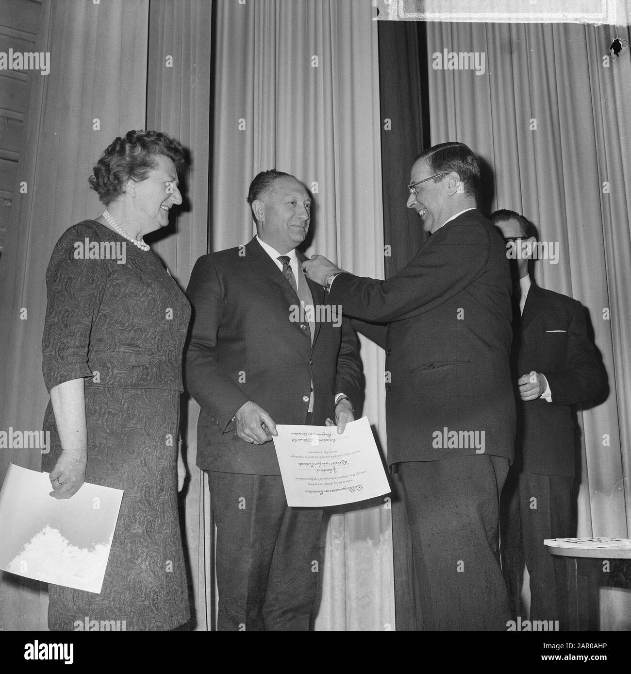 Ehepaar erhält Ehrenmedaille, Herr und Frau Combrink erhielten Medaille von Bürgermeister Van Hall Datum: 21. Februar 1963 Stichwörter: Bürgermeister, Paare, Medaillen, Einnahmen Personenname: Combrink Stockfoto